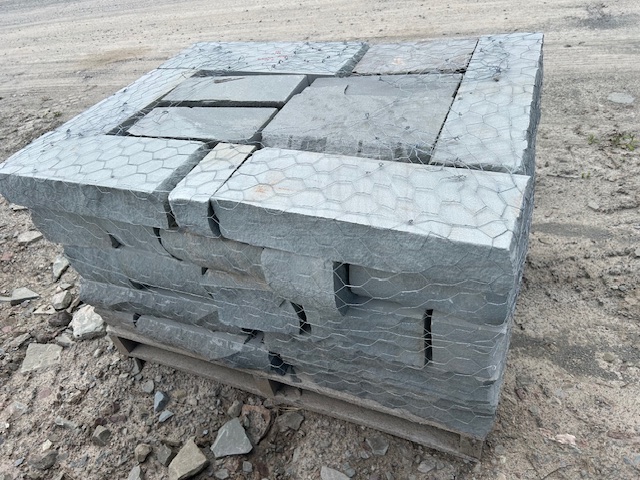 Lot 27: 3 pallets 2"-5" Snapped Wallstone